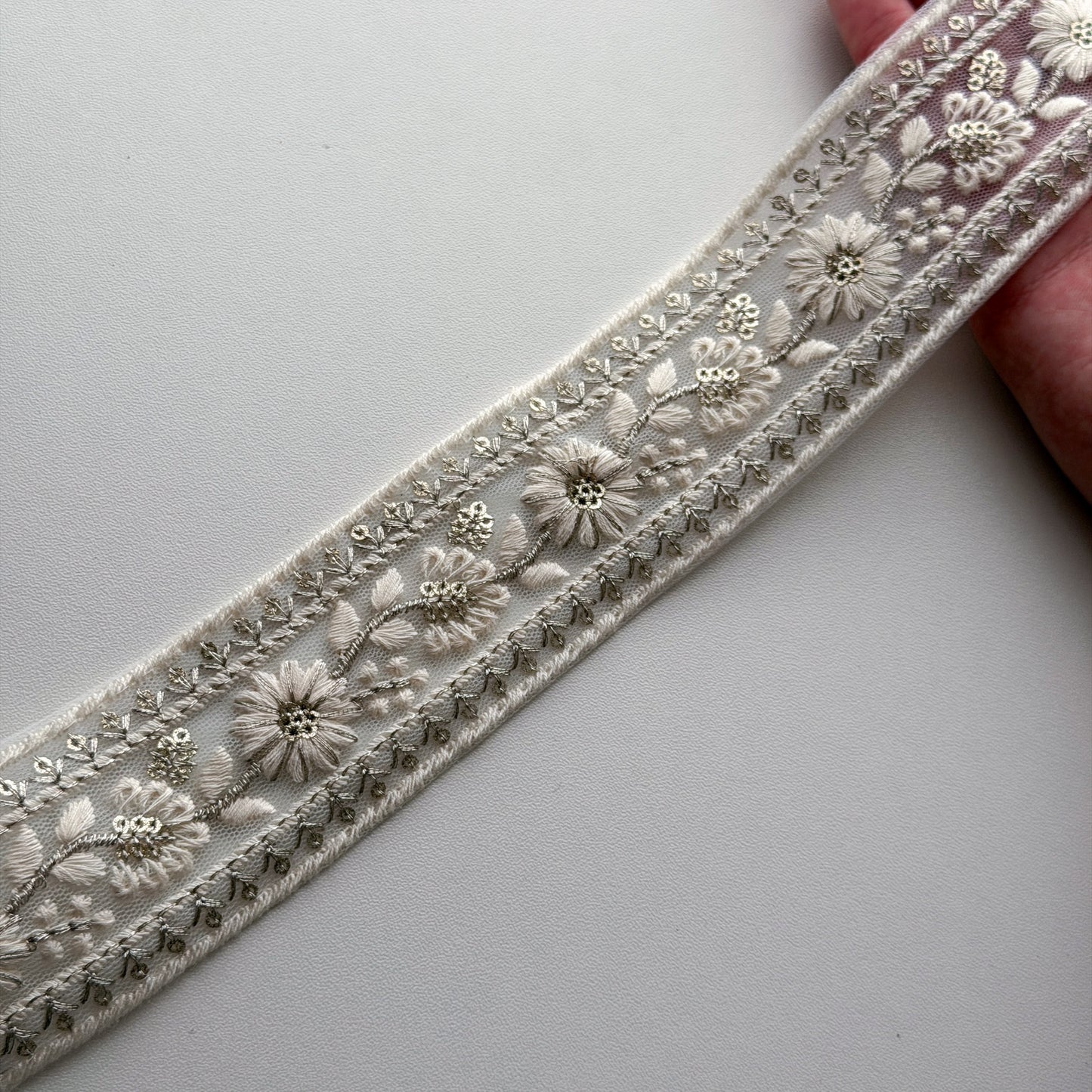 S393 インド刺繍リボン 4.5cm幅 チュール