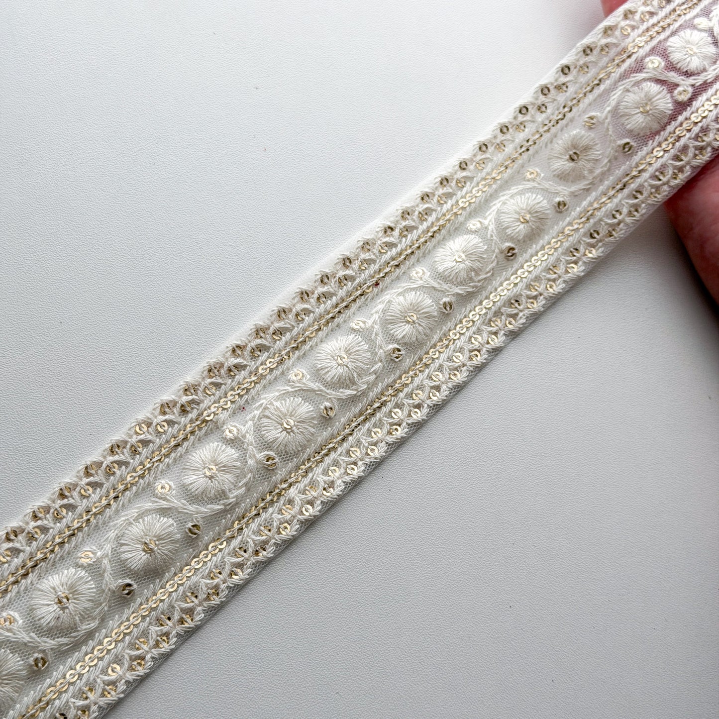 S398 インド刺繍リボン 5.5cm幅 チュール