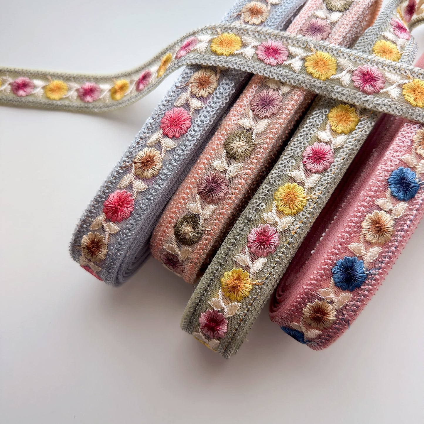 S288 インド刺繍リボン 2.5cm幅 チュール ポンポンフラワー