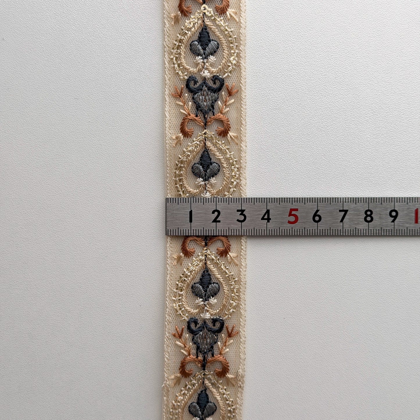 S369 インド刺繍リボン 3cm幅 チュール